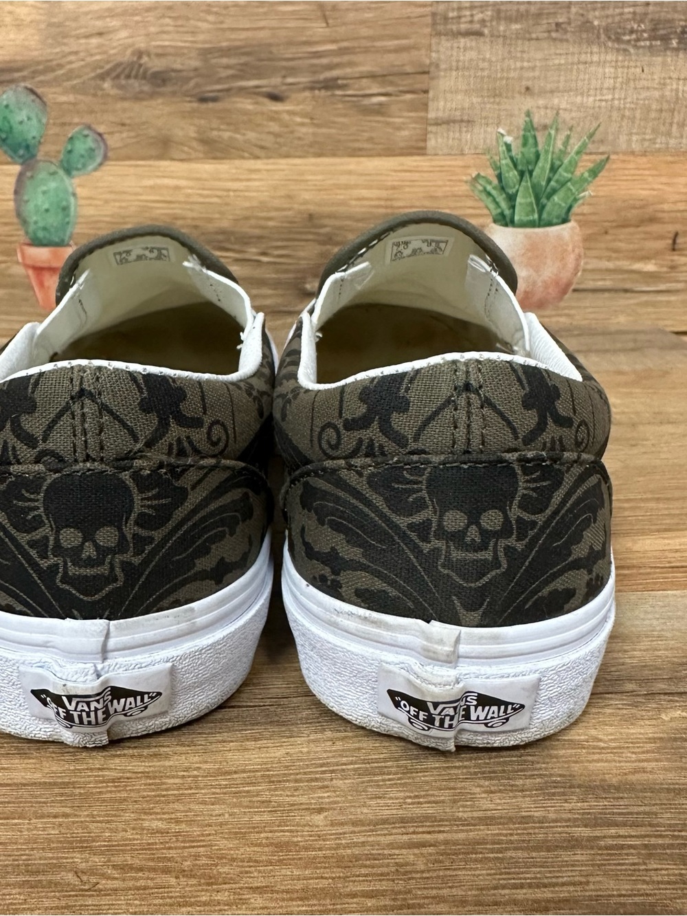 Vans women’s green skull print slip ons size 8.5 - Picture 3 of 8